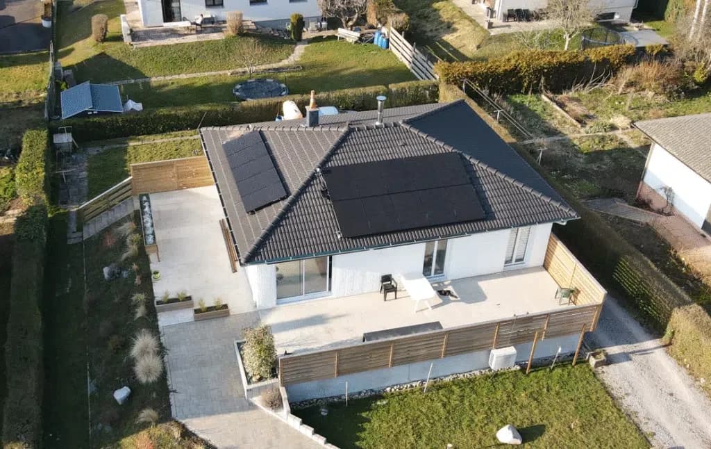 Vue aérienne d'une maison équipée de panneaux photovoltaïques à Maisons-Laffitte