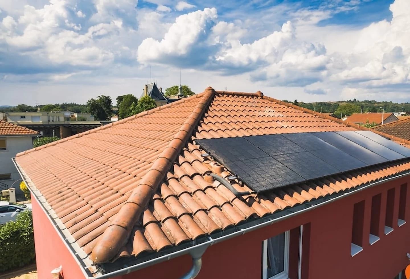 Panneaux photovoltaïques installés sur un toit en tuiles terracotta en Île-de-France